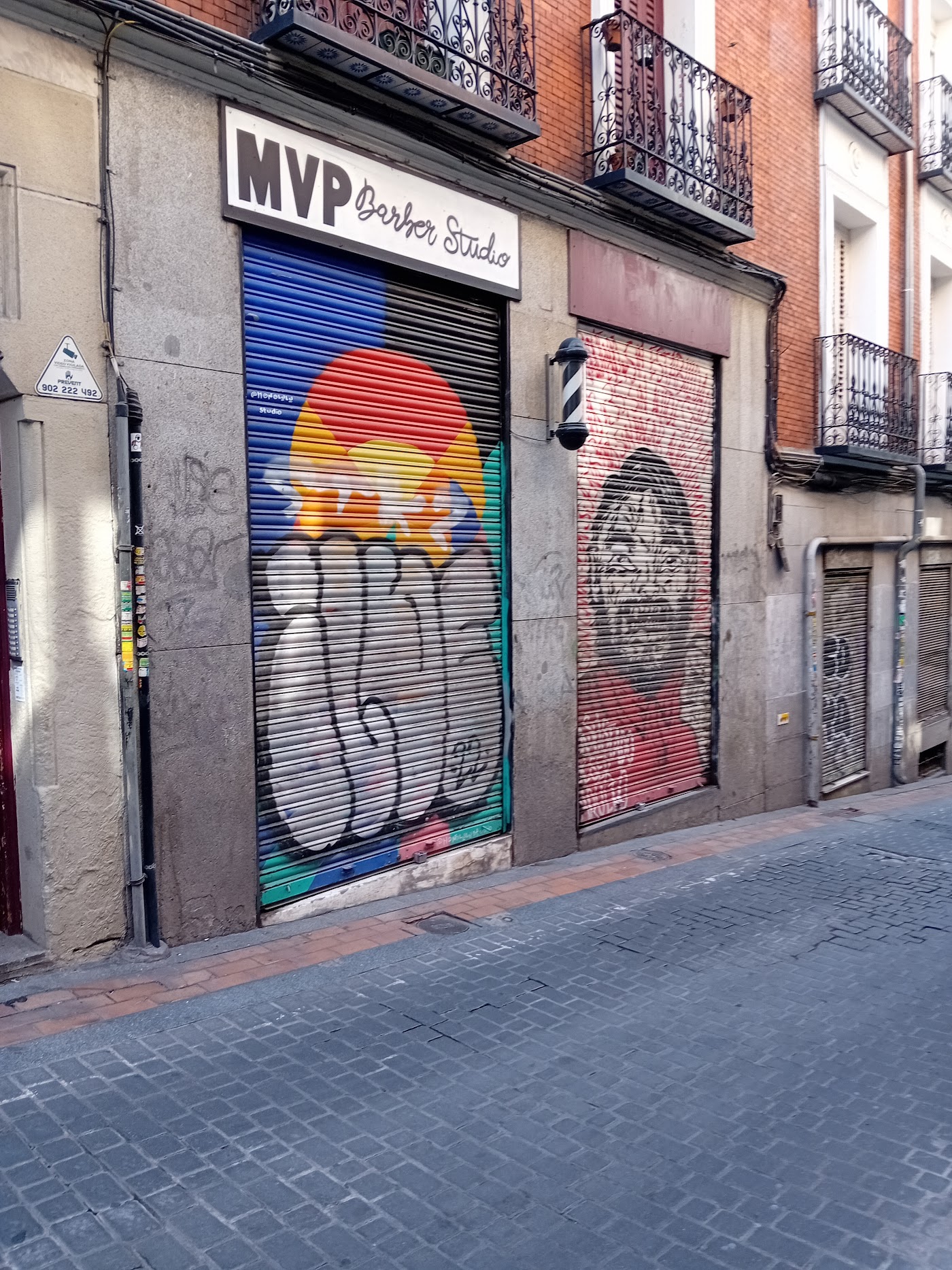 La persiana con grafiti y poste de barbero